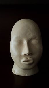 ceramiczna rzeźba głowa